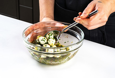 Фото шага рецепта Канапе с маринованной моцареллой и колбасой 191020 шаг 4  