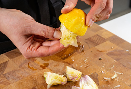 Фото шага рецепта Канапе с маринованной моцареллой и колбасой 191020 шаг 6  