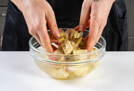 Фото шага рецепта Канапе с маринованной моцареллой и колбасой 191020 шаг 7  