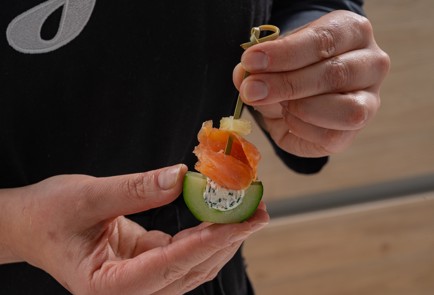 Фото шага рецепта Канапе с огурцом творожным сыром и красной рыбой 175306 шаг 10  