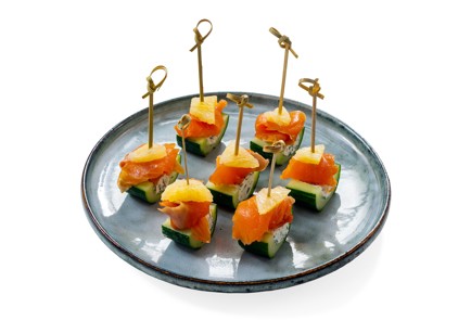 Фото шага рецепта Канапе с огурцом творожным сыром и красной рыбой 175306 шаг 11  