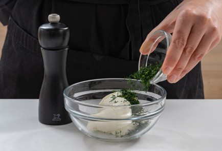 Фото шага рецепта Канапе с огурцом творожным сыром и красной рыбой 175306 шаг 3  