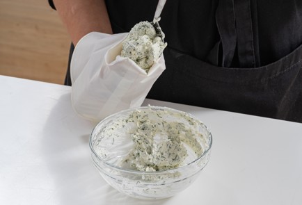 Фото шага рецепта Канапе с огурцом творожным сыром и красной рыбой 175306 шаг 4  