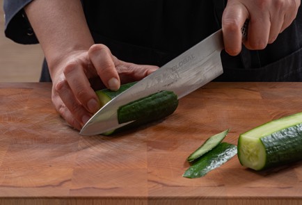 Фото шага рецепта Канапе с огурцом творожным сыром и красной рыбой 175306 шаг 5  