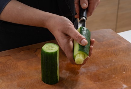 Фото шага рецепта Канапе с огурцом творожным сыром и красной рыбой 175306 шаг 6  