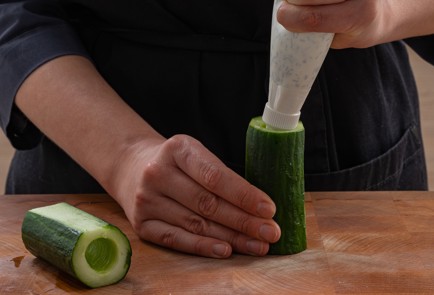 Фото шага рецепта Канапе с огурцом творожным сыром и красной рыбой 175306 шаг 7  