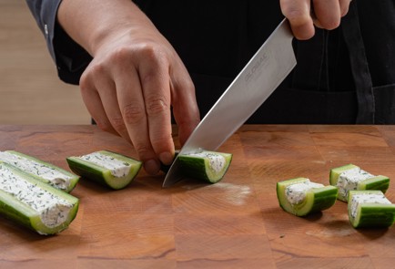 Фото шага рецепта Канапе с огурцом творожным сыром и красной рыбой 175306 шаг 9  