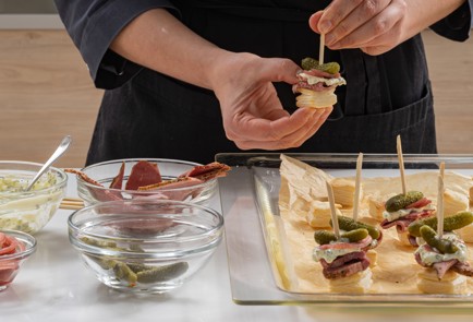 Фото шага рецепта Канапе с пастрами 175310 шаг 9  