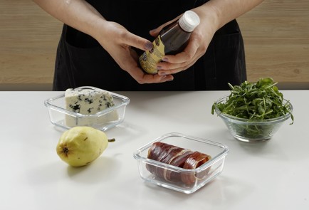 Фото шага рецепта Канапе с прошутто грушей и сыром с плесенью 152950 шаг 1  