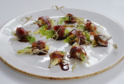 Фото шага рецепта Канапе с прошутто грушей и сыром с плесенью 152950 шаг 10  