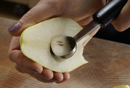 Фото шага рецепта Канапе с прошутто грушей и сыром с плесенью 152950 шаг 3  