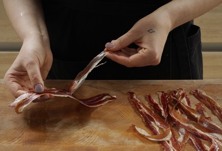 Фото шага рецепта Канапе с прошутто грушей и сыром с плесенью 152950 шаг 6  