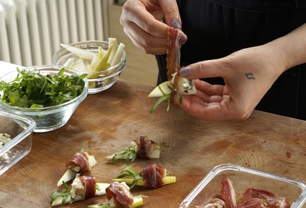 Фото шага рецепта Канапе с прошутто грушей и сыром с плесенью 152950 шаг 7  