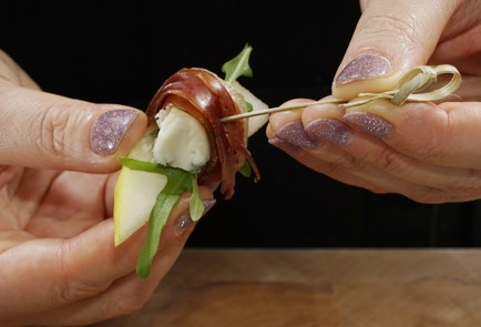 Фото шага рецепта Канапе с прошутто грушей и сыром с плесенью 152950 шаг 8  