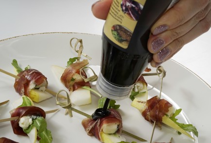 Фото шага рецепта Канапе с прошутто грушей и сыром с плесенью 152950 шаг 9  