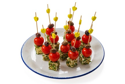 Фото шага рецепта Канапе с пряной фетой и оливками 175311 шаг 10  