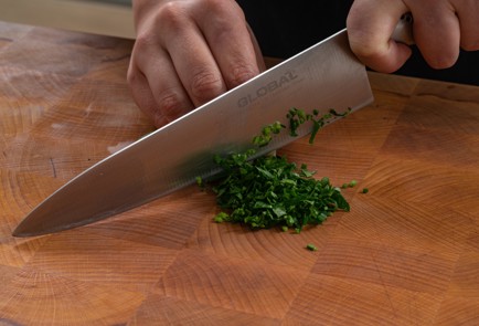 Фото шага рецепта Канапе с пряной фетой и оливками 175311 шаг 4  