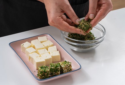 Фото шага рецепта Канапе с пряной фетой и оливками 175311 шаг 6  