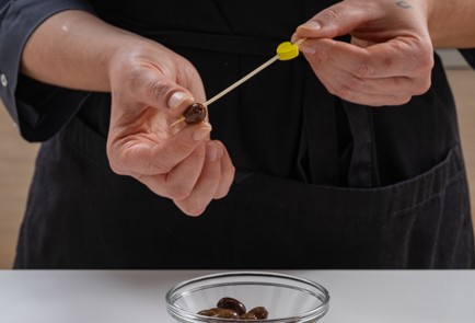 Фото шага рецепта Канапе с пряной фетой и оливками 175311 шаг 7  