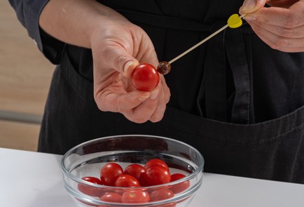 Фото шага рецепта Канапе с пряной фетой и оливками 175311 шаг 8  