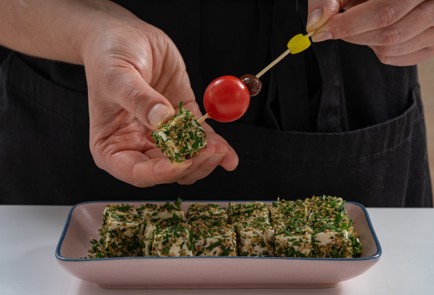 Фото шага рецепта Канапе с пряной фетой и оливками 175311 шаг 9  