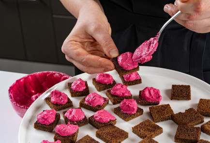 Фото шага рецепта Канапе с селедкой 191032 шаг 10  