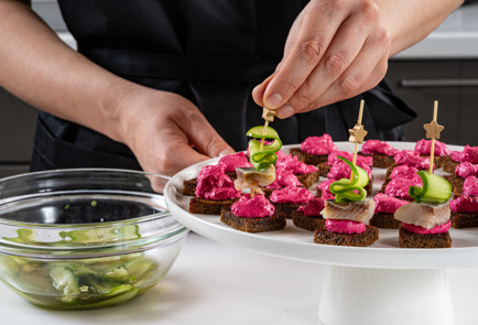 Фото шага рецепта Канапе с селедкой 191032 шаг 11  