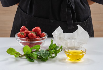 Фото шага рецепта Канапе с сыром бри и клубникой 175307 шаг 1  