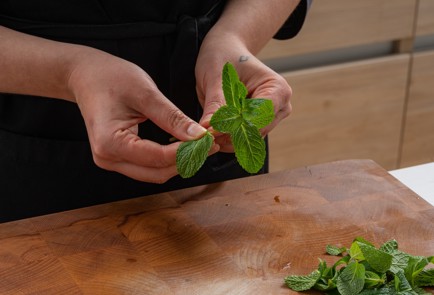 Фото шага рецепта Канапе с сыром бри и клубникой 175307 шаг 2  