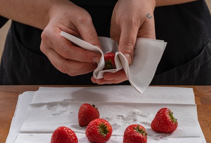 Фото шага рецепта Канапе с сыром бри и клубникой 175307 шаг 3  