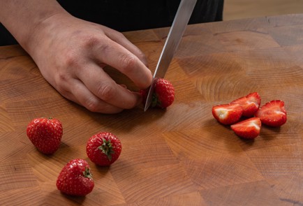 Фото шага рецепта Канапе с сыром бри и клубникой 175307 шаг 4  