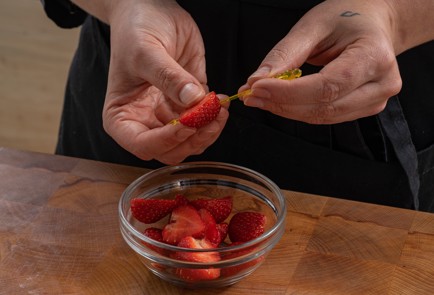 Фото шага рецепта Канапе с сыром бри и клубникой 175307 шаг 6  