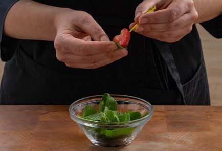 Фото шага рецепта Канапе с сыром бри и клубникой 175307 шаг 7  