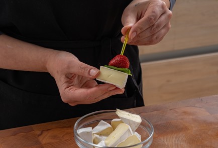 Фото шага рецепта Канапе с сыром бри и клубникой 175307 шаг 8  