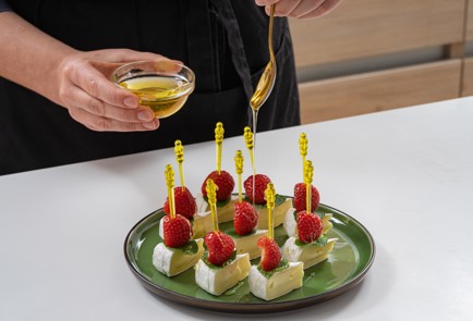 Фото шага рецепта Канапе с сыром бри и клубникой 175307 шаг 9  