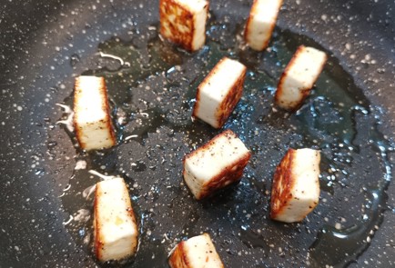 Фото шага рецепта Канапе с жареным адыгейским сыром 175385 шаг 7  