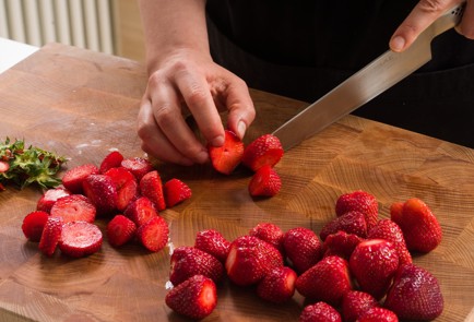 Фото шага рецепта Капрезе с клубникой 152405 шаг 2  