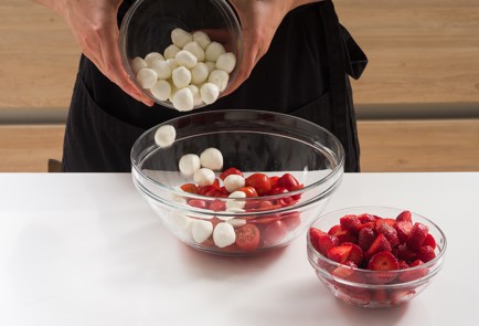 Фото шага рецепта Капрезе с клубникой 152405 шаг 3  