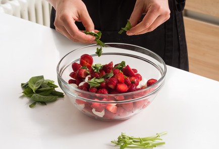 Фото шага рецепта Капрезе с клубникой 152405 шаг 4  