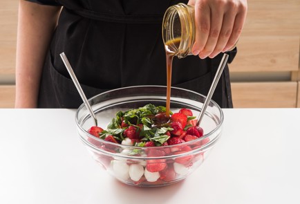 Фото шага рецепта Капрезе с клубникой 152405 шаг 7  