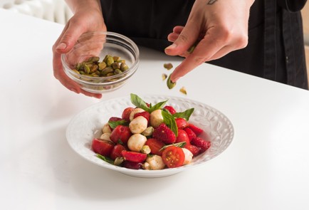 Фото шага рецепта Капрезе с клубникой 152405 шаг 8  