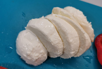 Фото шага рецепта Капрезе с перцем рамиро 151977 шаг 4  