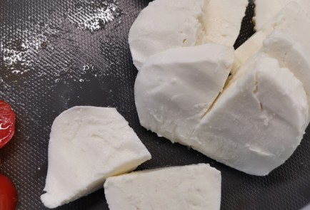 Фото шага рецепта Капрезе с разноцветными помидорами 173573 шаг 3  