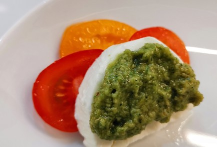 Фото шага рецепта Капрезе с разноцветными помидорами 173573 шаг 5  