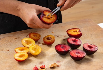 Фото шага рецепта Капрезе со сливами 187033 шаг 2  