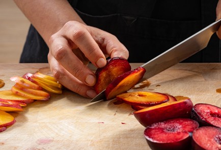 Фото шага рецепта Капрезе со сливами 187033 шаг 3  