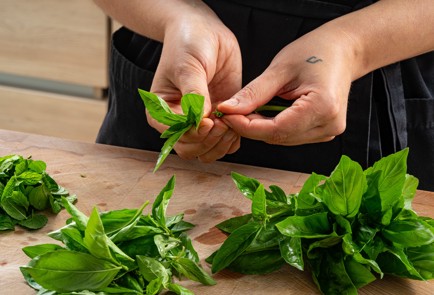 Фото шага рецепта Капрезе со сливами 187033 шаг 4  