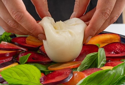 Фото шага рецепта Капрезе со сливами 187033 шаг 7  