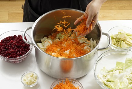 Фото шага рецепта Капуста провансаль с яблоками и клюквой 152699 шаг 5