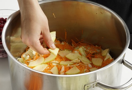 Фото шага рецепта Капуста провансаль с яблоками и клюквой 152699 шаг 6